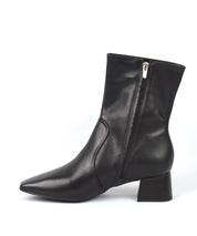 Bota Lia Line Preta Cano Baixo Salto Bloco