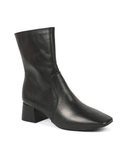 Bota Lia Line Preta Cano Baixo Salto Bloco