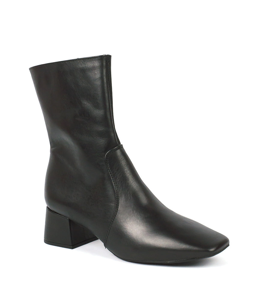 Bota Lia Line Preta Cano Baixo Salto Bloco