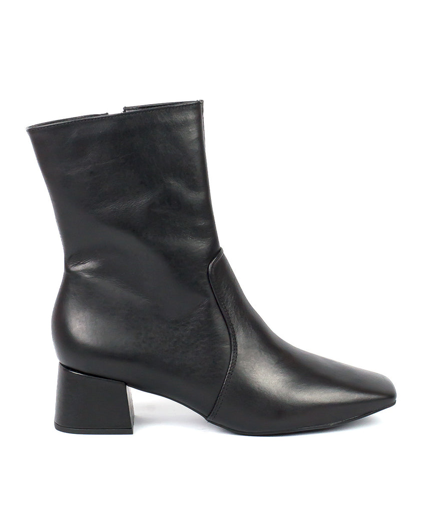 Bota Lia Line Preta Cano Baixo Salto Bloco