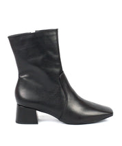 Bota Lia Line Preta Cano Baixo Salto Bloco