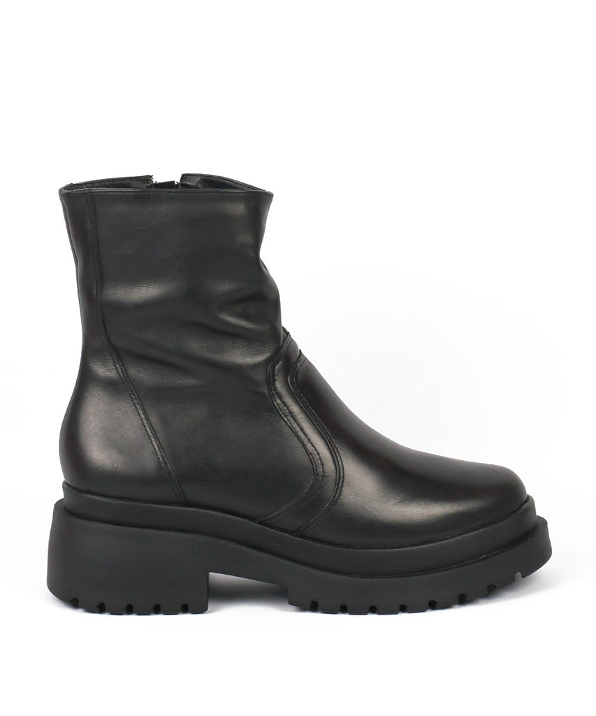 Bota Lia Line Preto Tratorado Cano Médio Salto Baixo