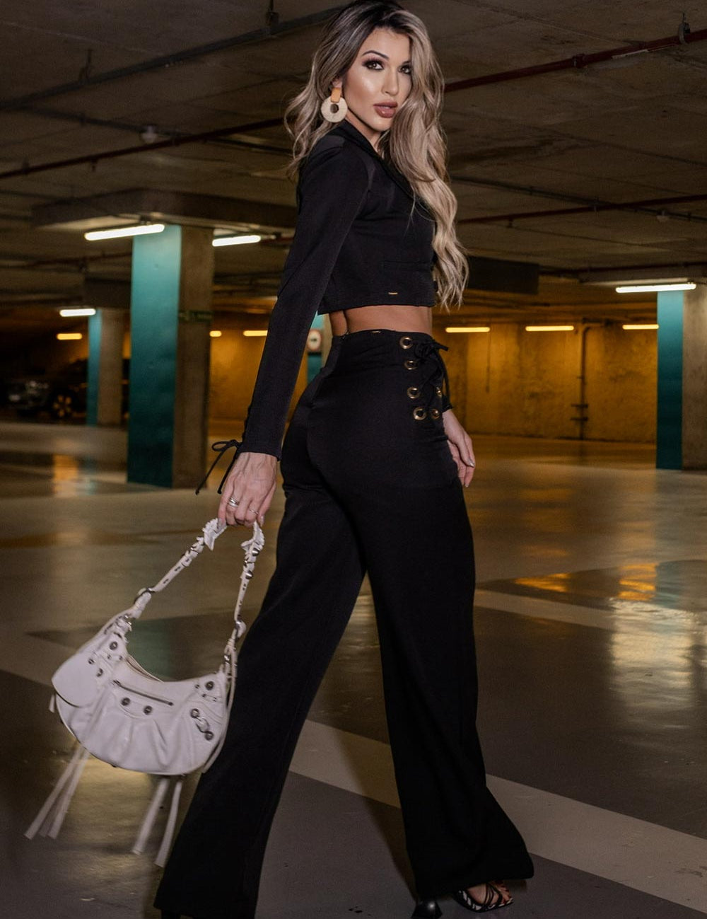 Calça Pantalona Preta Ilhos Dourados