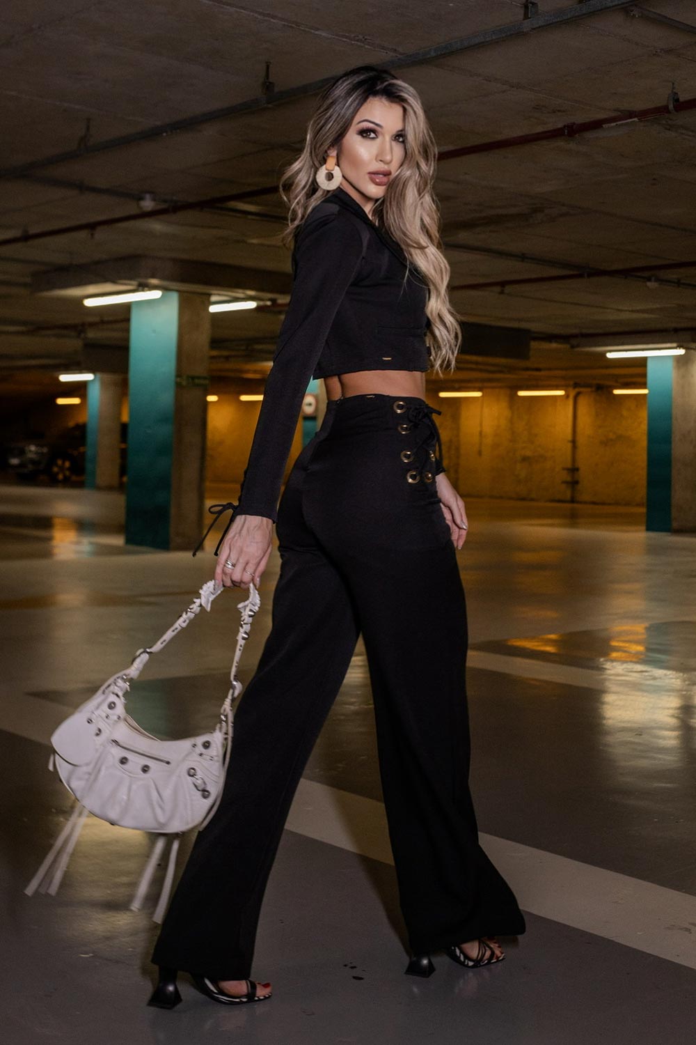 Calça Pantalona Preta Ilhos Dourados