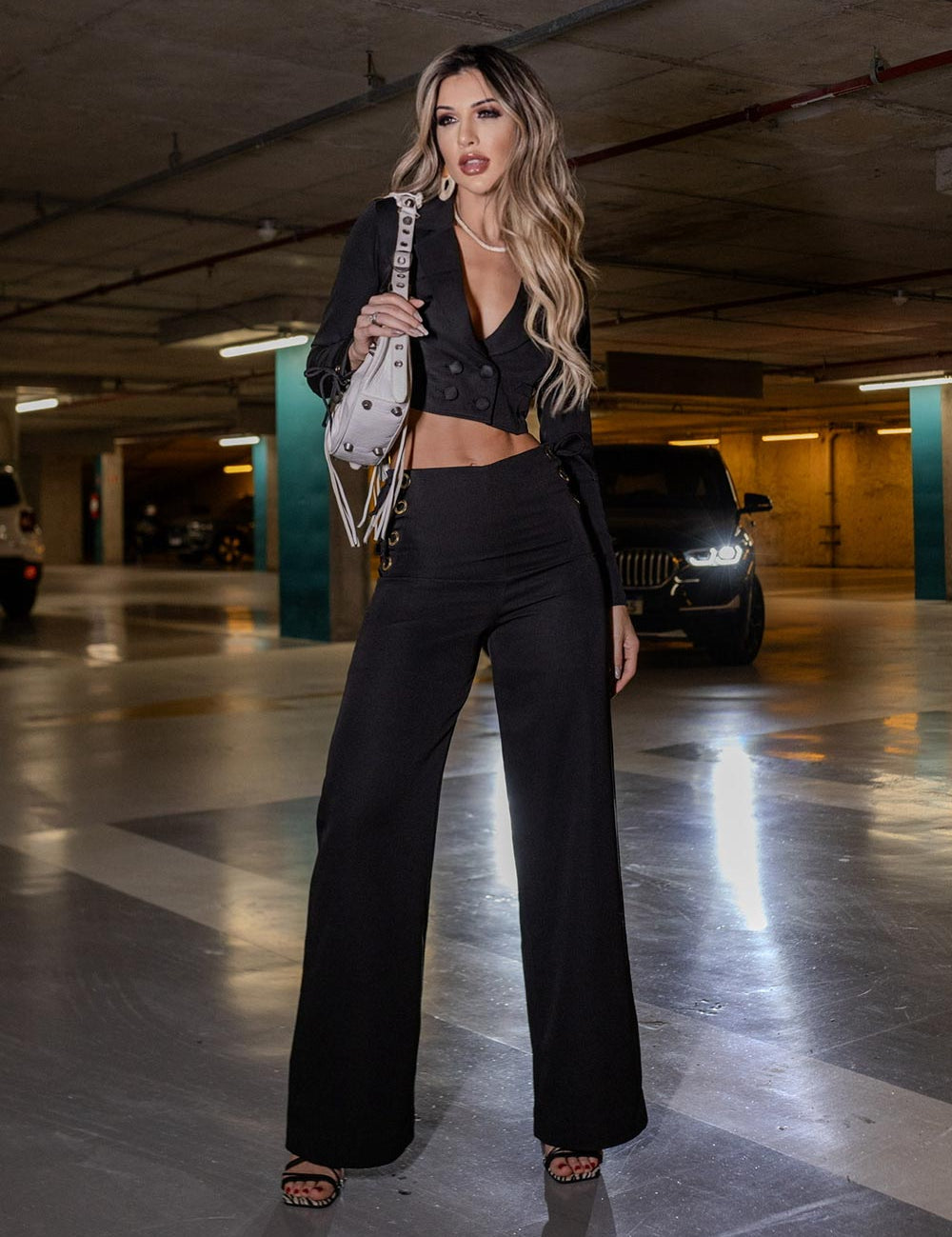 Calça Pantalona Preta Ilhos Dourados