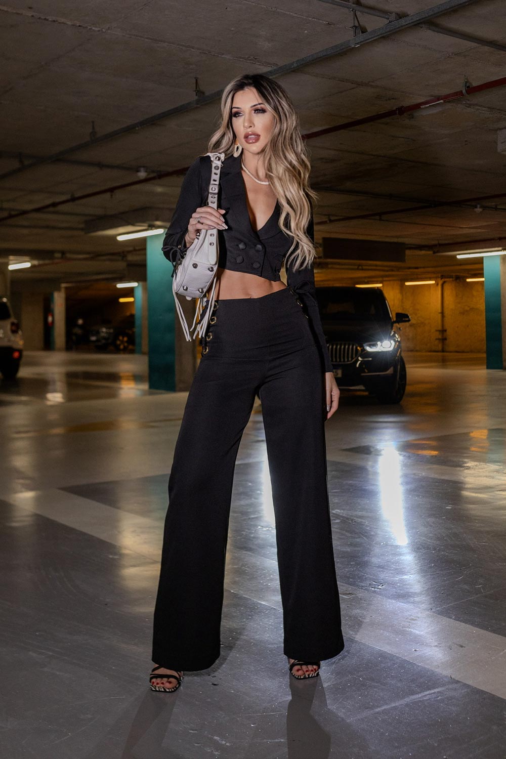 Calça Pantalona Preta Ilhos Dourados
