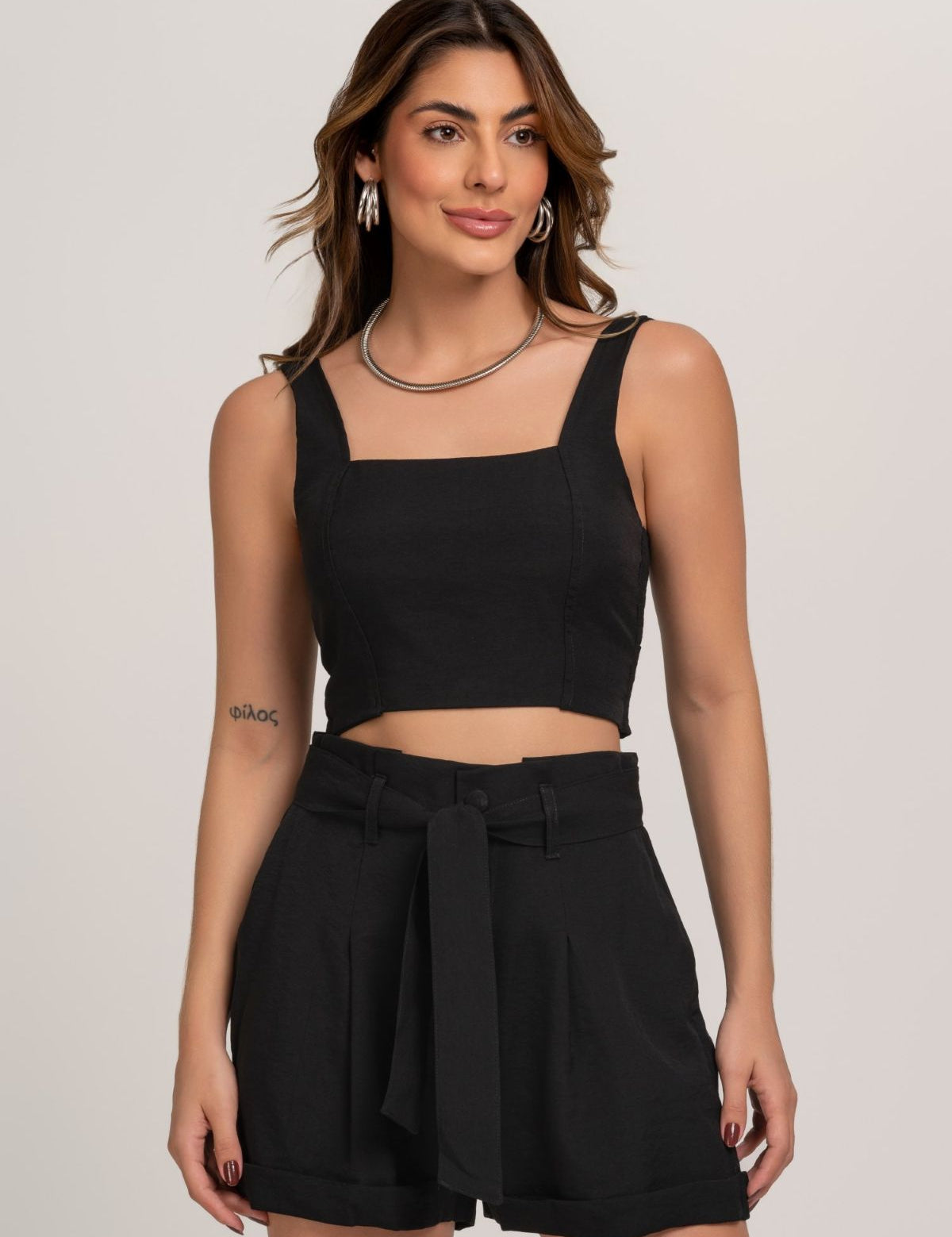 Cropped De Alfaiataria Com Alcas Largas Preto Frysaide