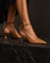 Mulher brasileira usando esse scarpin em um ambiente social @Scarpin Santa Lolla Caramelo Couro Slingback