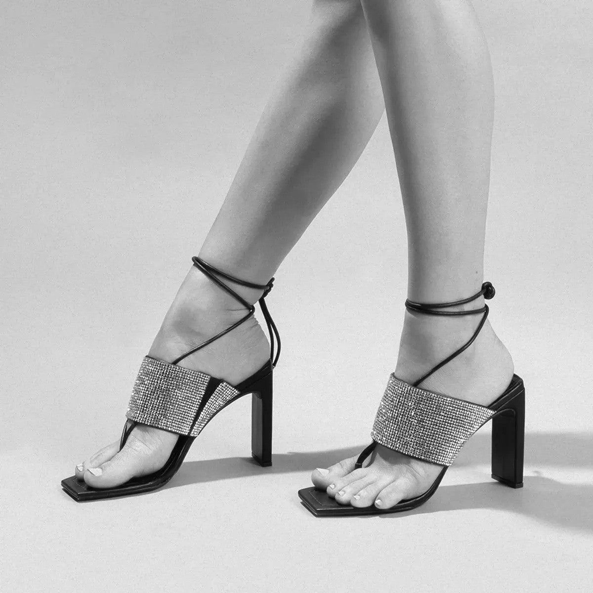 Sandália Santa Lolla Nude Brilho Strass Amarração Salto Alto