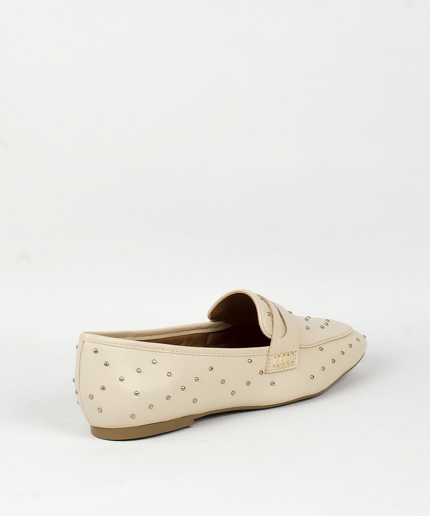 Mocassim Lia Line Off White Couro Tachas