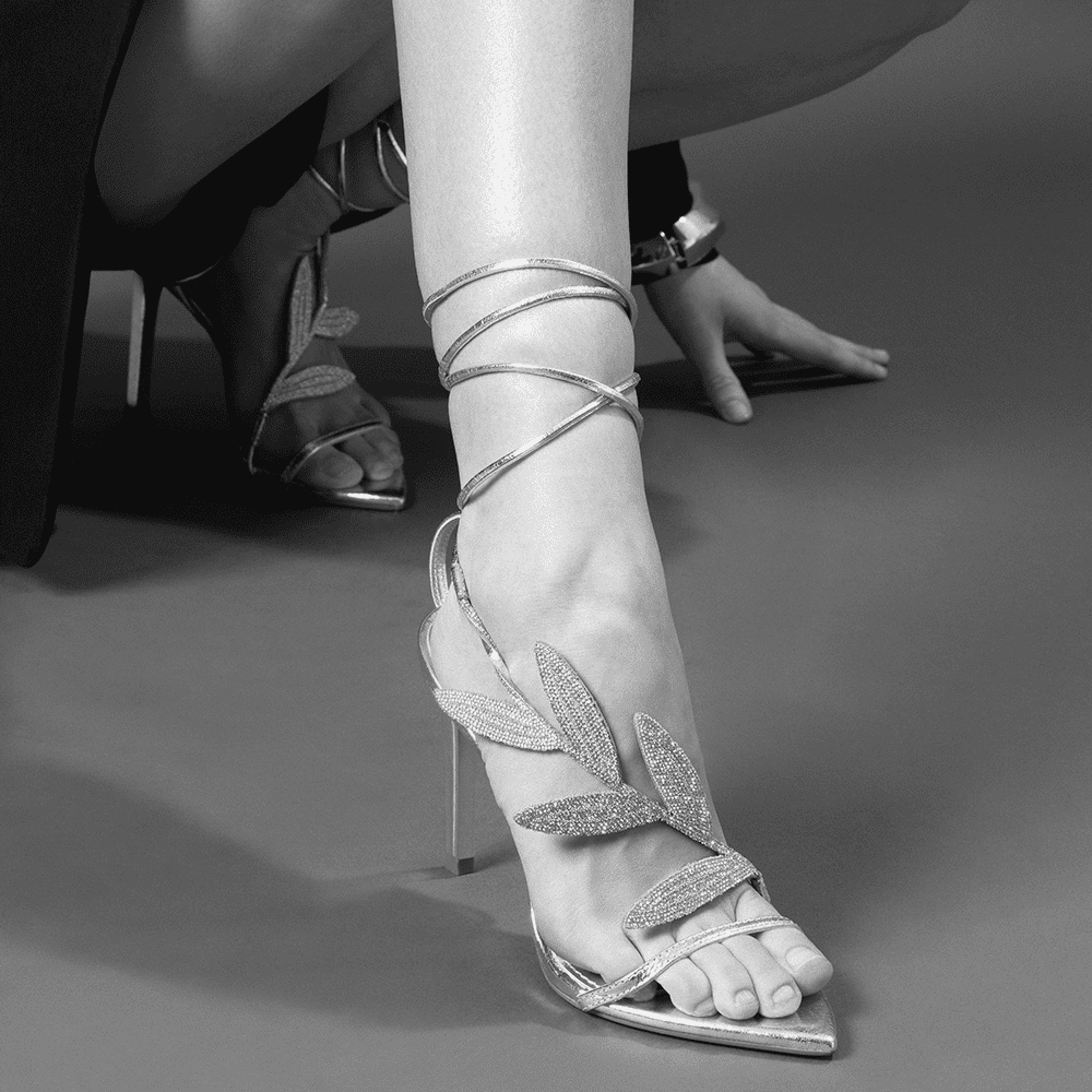 Sandália Santa Lolla Caramelo Camurça Folha Brilho Salto Fino