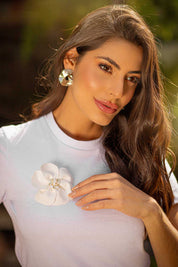 T Shirt Com Broche De Flor Branco Frysaide