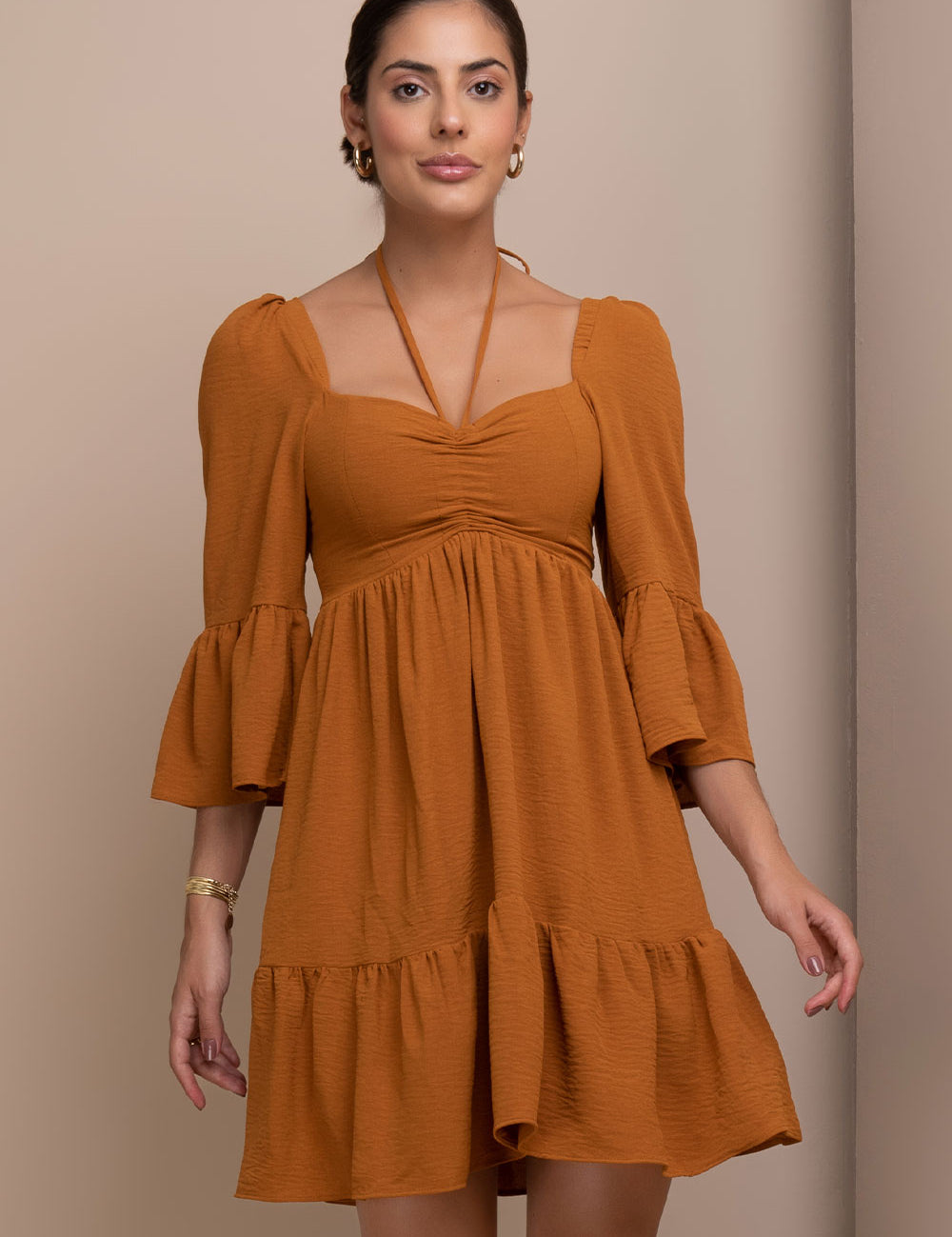 Vestido Curto Bege Babados Frysaide