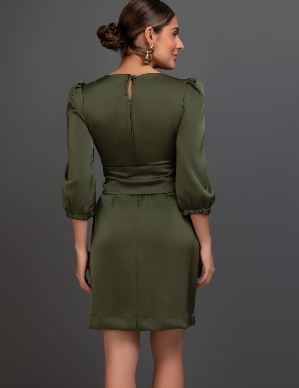Vestido Verde Acetinado Com Decote De Alfaiataria Frysaide
