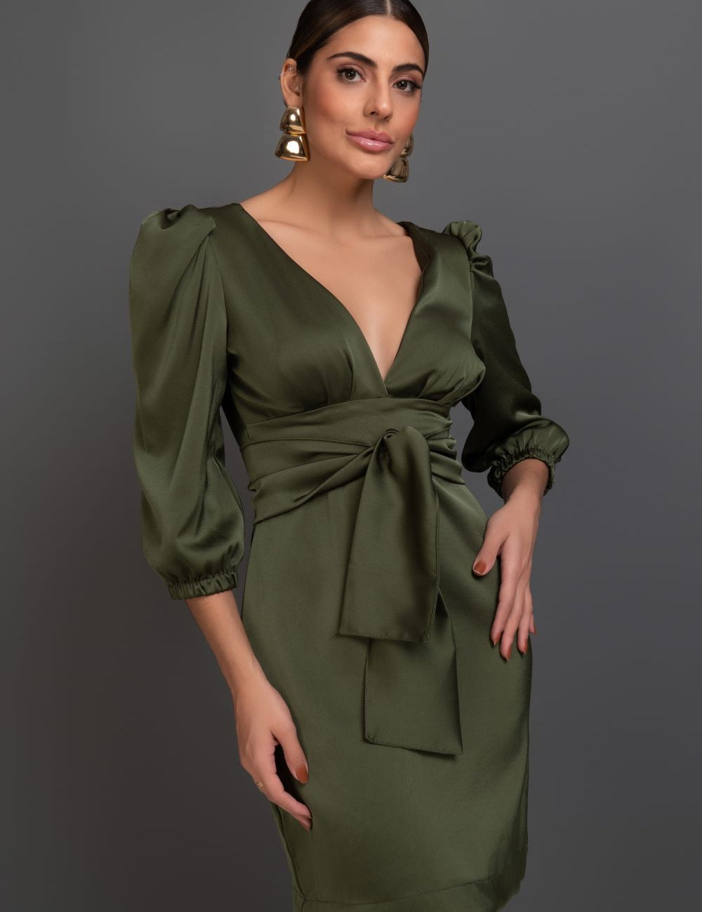 Vestido Verde Acetinado Com Decote De Alfaiataria Frysaide